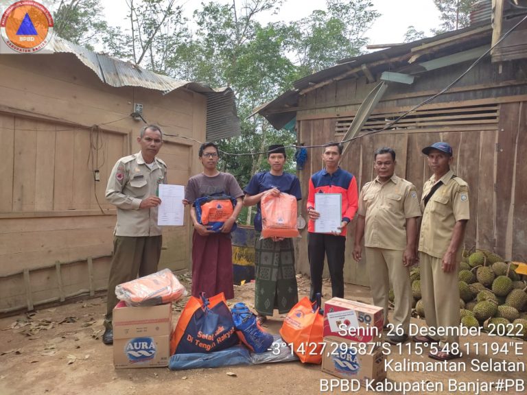 BPBD Kab. Banjar Salurkan Bantuan Logistik Kepada Warga Terdampak Angin Kencang di Desa Madurejo Kecamatan Sambung Makmur.