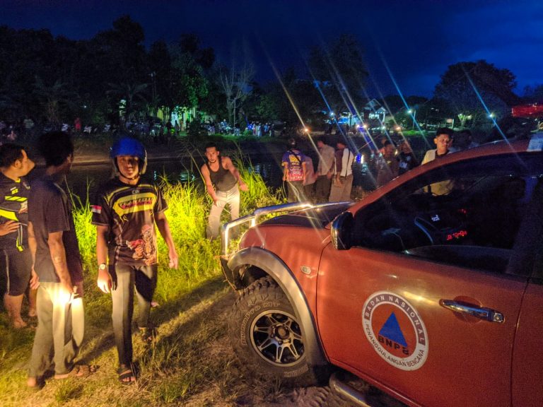 BPBD Lakukan Evakuasi Mobil Tercebur di Irigasi Martapura Kabupaten Banjar