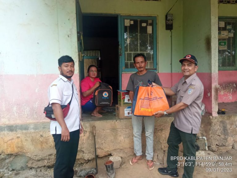 BPBD Kab. Banjar Salurkan Bantuan kepada korban musibah angin puting beliung di desa bawahan selan kecamatan mataraman