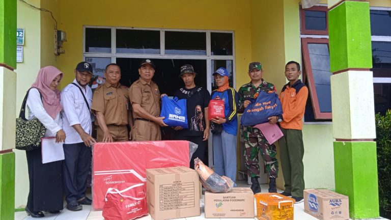 BPBD KAB. BANJAR SALURKAN BANTUAN KEPADA KORBAN BENCANA ANGIN PUTING BELIUNG DI DESA ALUH-ALUH BESAR KECAMATAN ALUH ALUH DAN DESA JINGAH HABANG ULU KECAMATAN KARANG INTAN