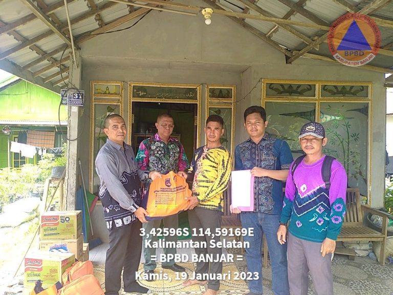 Penyerahan Bantuan Kepada Warga Terdampak Angin Puting Beliung Kecamatan Tatah Makmur