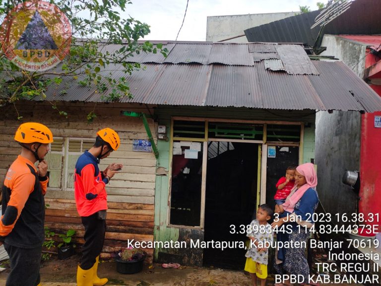 Monitoring dan penyerahan bantuan logistik korban terdampak rumah rusak di martapura kota dan martapura timur.