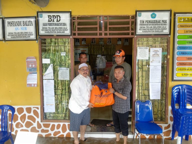 Wabup Banjar bersama BPBD Distribusikan Bantuan Logistik di Desa Teluk Selong Ulu
