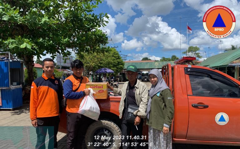 BPBD Kab. Banjar Salurkan Bantuan Logistik Kepada Warga Terdampak Angin Puting Beliung di Desa Munggu Raya