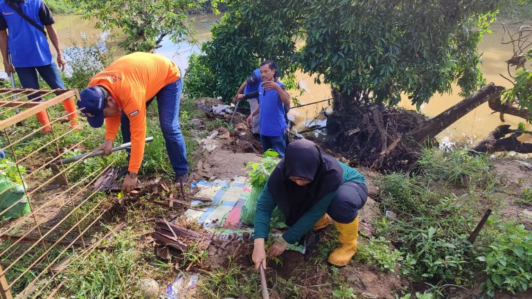 Antisipasi Bencana, BPBD Banjar – KPH Kayu Tangi Tanam Pohon di Desa Pasar Jati