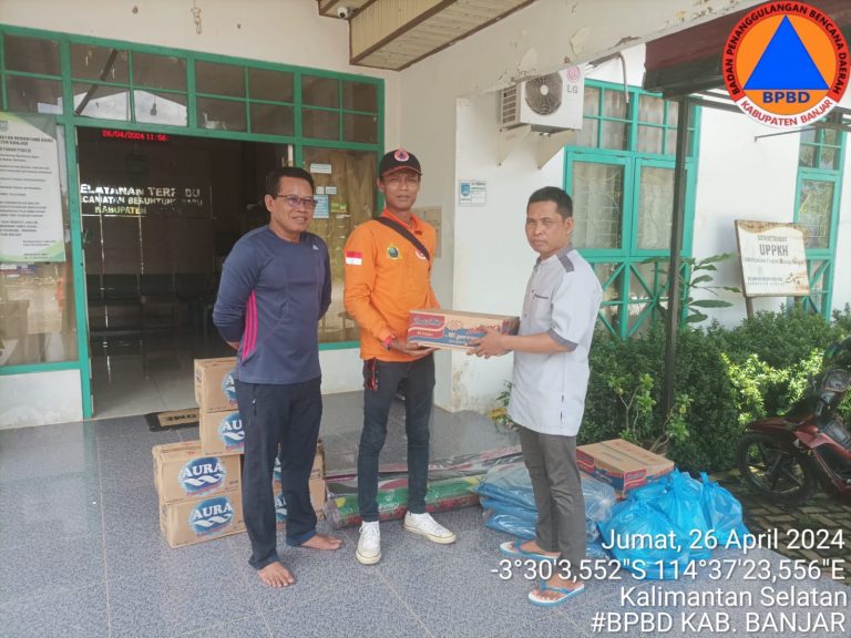 Penyerahan Bantuan Logistik Angin Puting Beliung oleh Pemerintah Kab. Banjar Melalui BPBD di Kec. Gambut dan Beruntung Baru