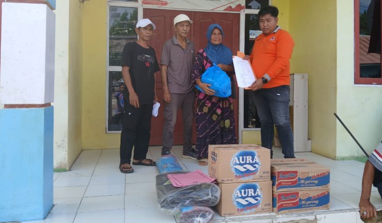 Pendistribusian Bantuan Logistik untuk Penyintas Bencana Puting Beliung di Kec. Tatah Makmur