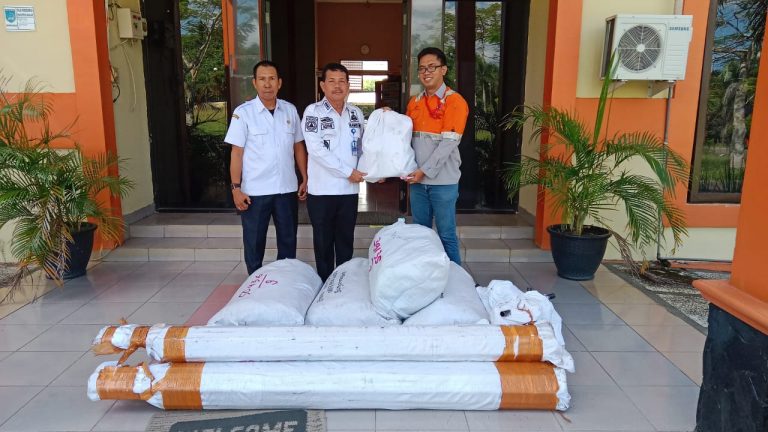 PT Antang Gunung Meratus Serahkan Bantuan 4 Unit Tenda Pengungsi Ke BPBD
