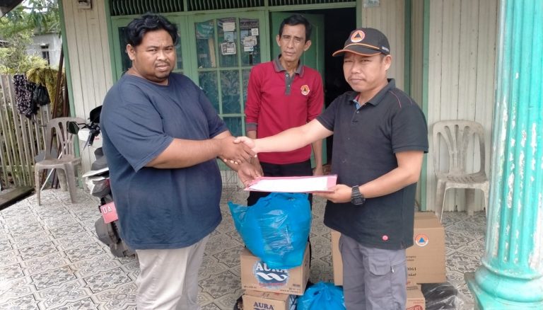 BPBD Kab. Banjar Serahkan Bantuan Logistik Bencana Kebakaran Pemukiman  di Desa Malintang Baru Kec. Gambut