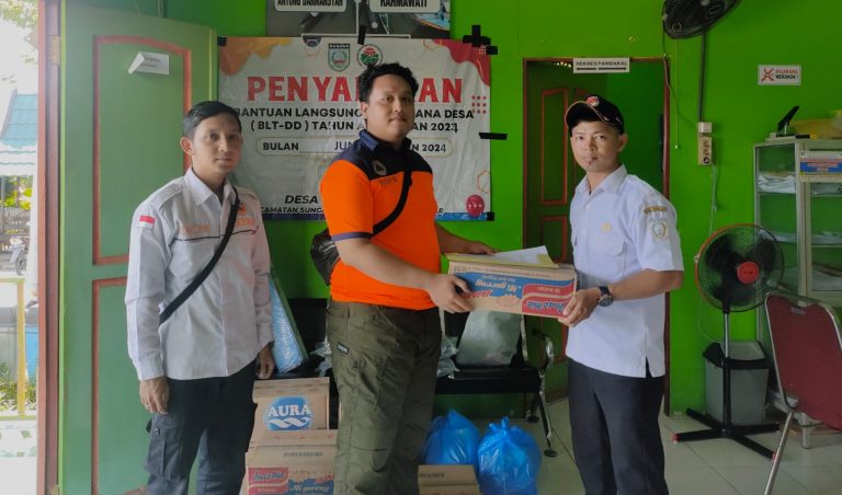 Pendistribusian Bantuan Logistik untuk Penyintas Bencana Puting Beliung di Desa Sungai Lok Baintan Kec. Sungai Tabuk