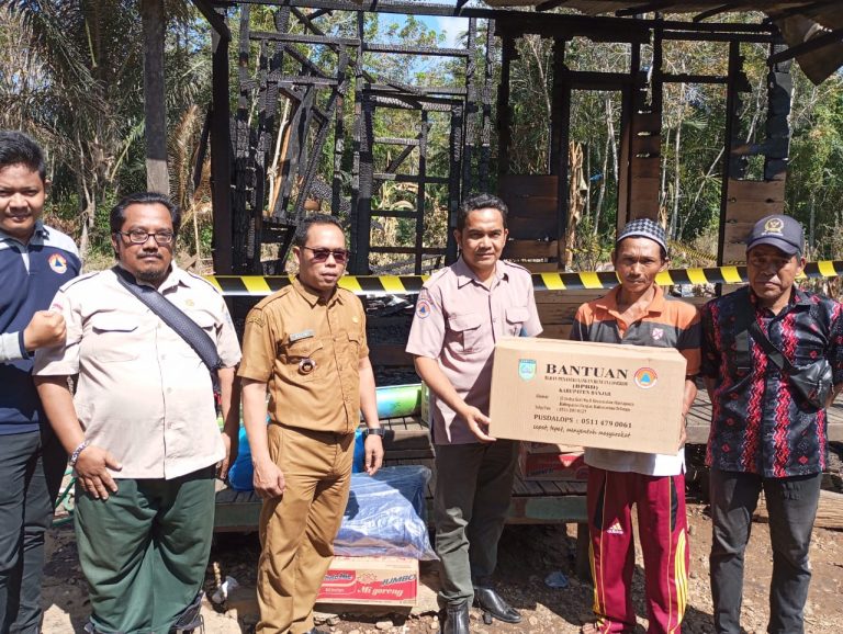 BPBD Kab. Banjar Serahkan Bantuan Logistik Bencana Kebakaran Pemukiman di Desa Pingaran Ulu Kec. Martapura