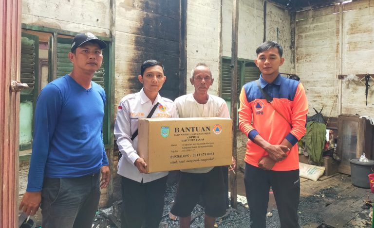 BPBD Kab. Banjar Serahkan Bantuan Logistik Bencana Kebakaran Pemukiman di Desa Sungai Tandipah Kecamatan Sungai Tabuk