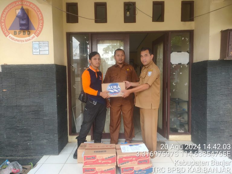 Penyerahan bantuan logistik musibah rumah ambruk di Kec. Sungai Tabuk Kab. Banjar