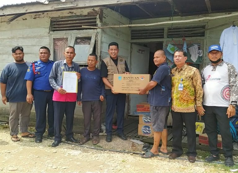 BPBD Kab. Banjar Salurkan Bantuan Logistik Kepada Warga Terdampak Angin Puting Beliung di Kecamatan Gambut