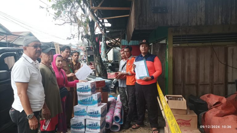 BPBD Kab. Banjar Serahkan Bantuan Logistik Bencana Kebakaran Pemukiman di Kecamatan Kertak Hanyar