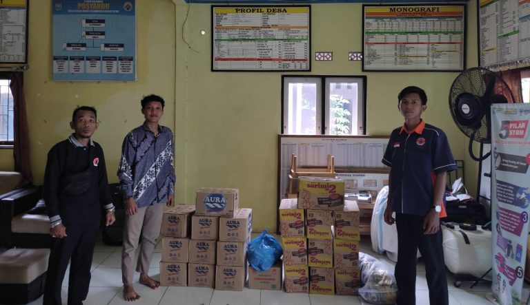 BPBD Serahkan Bantuan Logistik untuk Warga Terdampak Banjir di Desa Sungai Arfat
