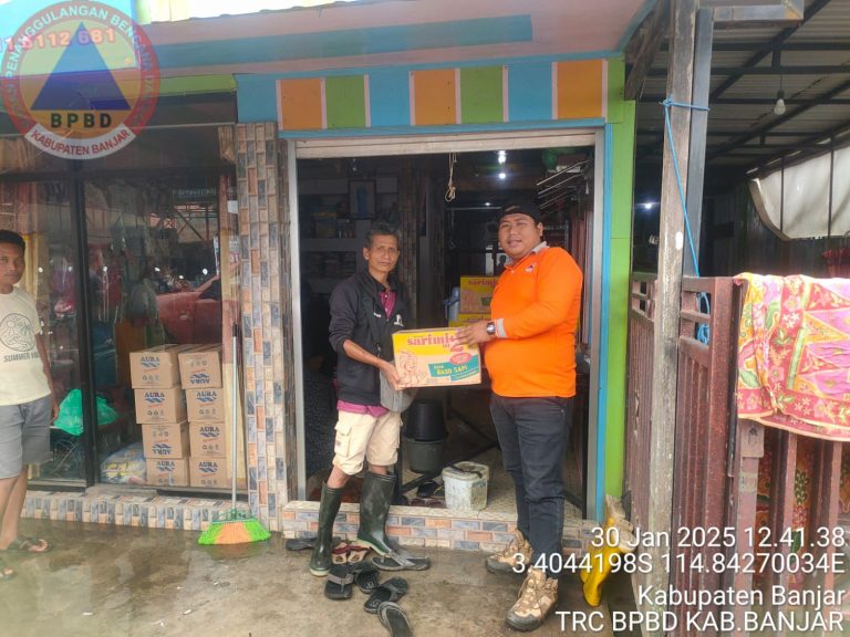BPBD Serahkan Bantuan Logistik untuk Warga Terdampak Banjir di Pesayangan Barat