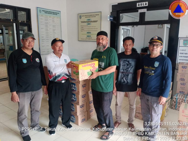 BPBD menyalurkan bantuan logistik bagi warga terdampak banjir di Kecamatan Simpang Empat