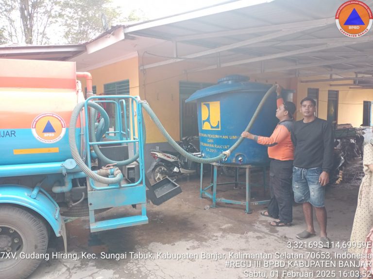 Distribusi Air Bersih Untuk Pengungsi Banjir di Kecamatan Sungai Tabuk