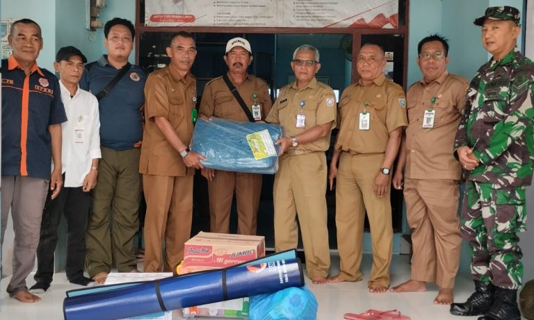 BPBD Salurkan Bantuan untuk warga terdampak bencana Angin Kencang di Kecamatan Aluh-aluh dan Martapura Barat