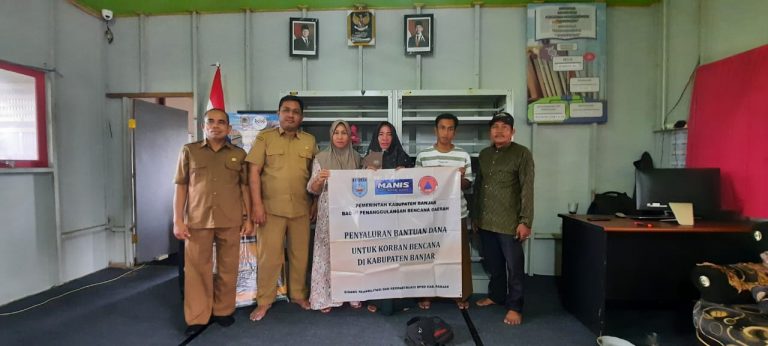Bantuan Rumah Rusak Disalurkan kepada Masyarakat Terdampak Angin Kencang di Kecamatan Beruntung Baru
