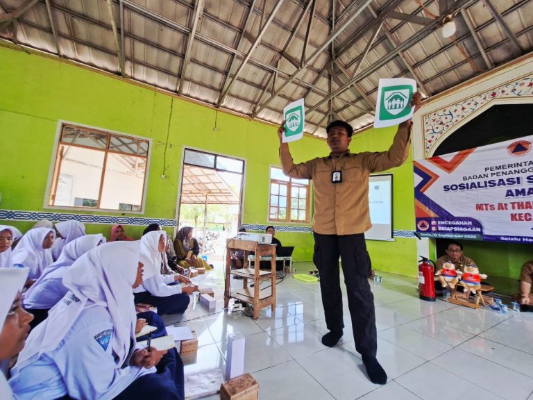 BPBD Kabupaten Banjar Gelar Sosialisasi Sekolah/Madrasah Aman Bencana di MTs At-Thaiyibah Desa Pakutik