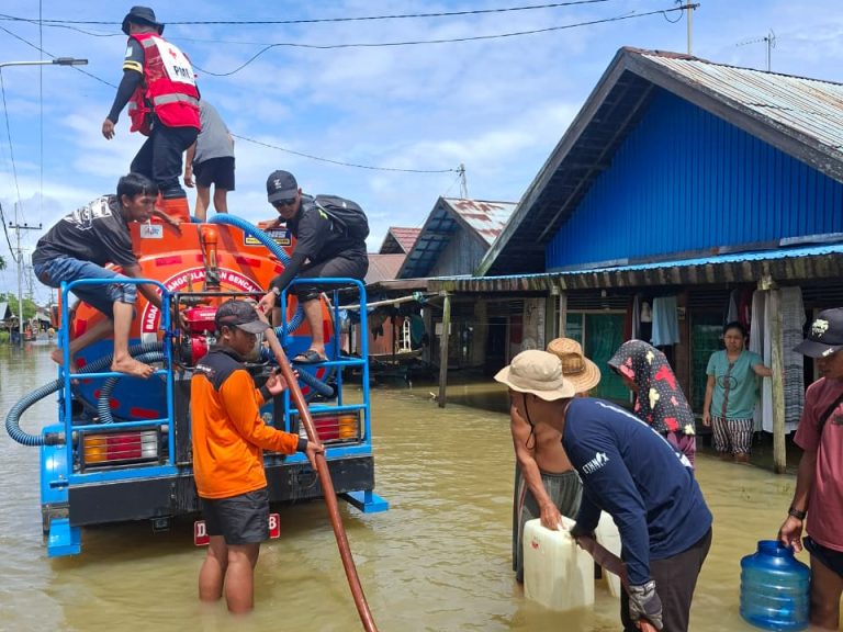 BPBD Kabupaten Banjar Salurkan Bantuan Air Bersih bagi Warga Terdampak Banjir