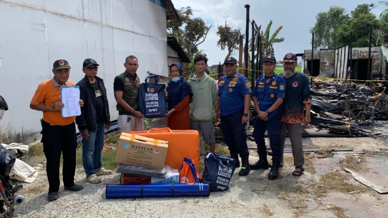 BPBD Kabupaten Banjar Salurkan Bantuan Logistik kepada Korban Kebakaran di Desa Malintang