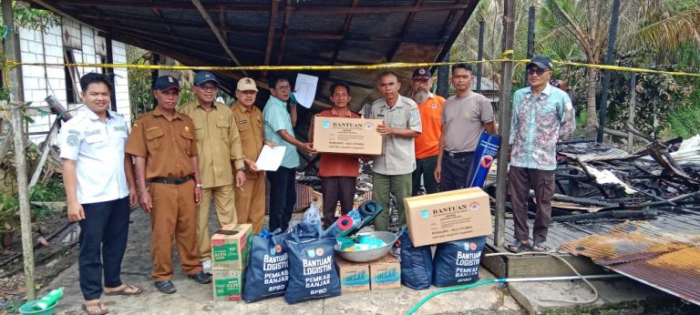 Kebakaran Hanguskan Dua Rumah di Jambu Raya, BPBD Kabupaten Banjar Serahkan Bantuan Logistik