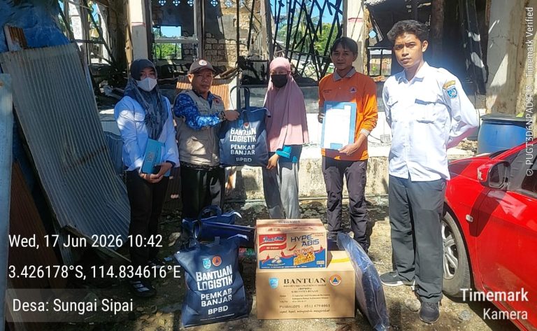 Wujud Kepedulian Pemerintah Daerah, BPBD Banjar Salurkan Bantuan bagi Korban Kebakaran di Desa Sungai Sipai