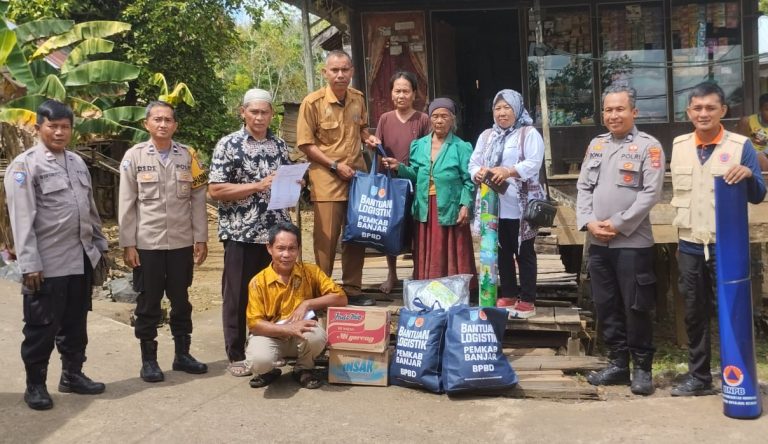 Pemenuhan Kebutuhan Dasar Korban bencana angin kencang, BPBD Kabupaten Banjar Salurkan Bantuan Logistik di Desa Tanah Abang